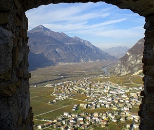 panorama, montagne, fiume, case, montagna, cielo, valle, nuvole, arco, finestra, cornice