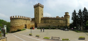 castello, piazza, alberi, merli, panchina, torre, torri, passanti