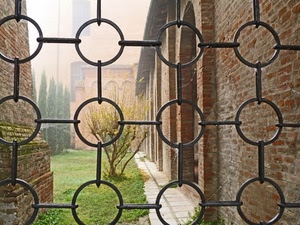 cerchi, mattoni, ferro, nebbia, ringhiera, grata, geometrie, muro, inferriata, prato, alberi, pianta, foschia