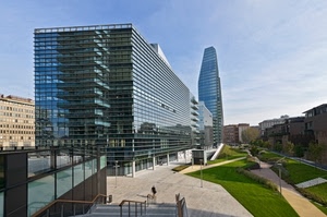 grattacielo, vetro, vetri, verde, palazzi, aiuole, lampioni, palazzo, cielo, finestre, prato, riflessi, riflesso