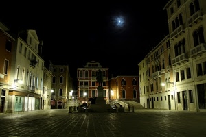 piazza, notte, notturno, finestre, luci, palazzi, luna, monumento, ponte, lampioni, statua, venezia