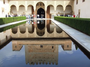 riflesso, acqua, persone, archi, colonne, fontana, palazzo, siepe, siepi