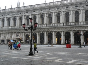 lampione, piazza, palazzo, statue, lampioni, persone, ombrelli, passanti, portici, neve, finestre, archi, venezia, ombrello, inverno, colonne, rosso