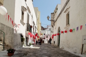 vicolo, bianco, lampione, strada, case, balcone, palloncini, rosso, bandierine, vasi, addobbi