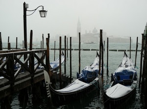 venezia, gondole, lampione, acqua, pali, canale, chiesa, nebbia