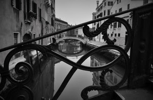 ponte, canale, ringhiera, bianconero, venezia, acqua, palazzi, riflesso, riflessi