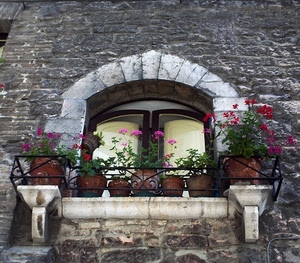 finestra, fiori, vasi, gerani, ringhiera, arco, vetri, balcone, pietra