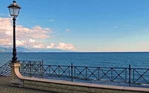 mare, lampione, ringhiera, nuvole, cielo, acqua, orizzonte, azzurro, blu, lungomare