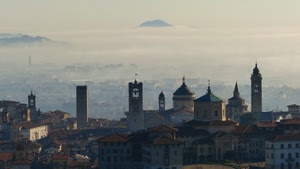 nebbia, campanili, panorama, nuvole, montagne, tetti, case, campane, città, cupole, torri, paesaggio, cielo, chiesa, torre, foschia