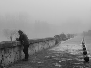 nebbia, uomo, sfere, bianconero, strada, persona, muretto, muro, alberi