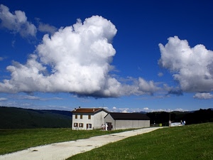 nuvole, strada, cielo, verde, casa, azzurro, persone, erba, prato, case, finestre, bianco, montagna, prati, campagna, montagne