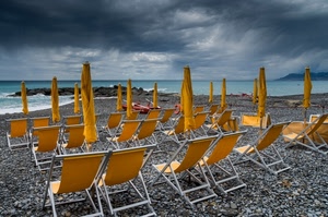 ombrelloni, spiaggia, mare, nuvole, giallo, sdraio, sedie, maltempo