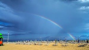 arcobaleno, spiaggia, sabbia, cielo, ombrelloni, nuvole, sdraio