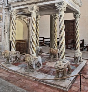 leoni, colonne, capitelli, corda, banchi, marmo, statue, chiesa