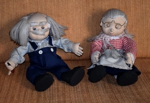 bambole, occhiali, baffi, pupazzi, pezza, due, capelli, lana, anziani, coppia, divano, mani, giocattoli