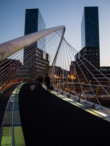 ponte, grattacieli, due, persone, cane, tiranti, passanti, arco, città