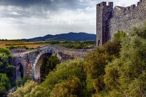 ponte, castello, alberi, torre, merli, nuvole, cielo, colline, verde, arco