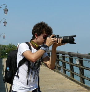 fotografo, zaino, lampioni, acqua, macchina, obiettivo, ragazzo, lampione, ringhiera, fotocamera, ponte, legno, occhiali, bianco, staccionata, pontile, maglietta