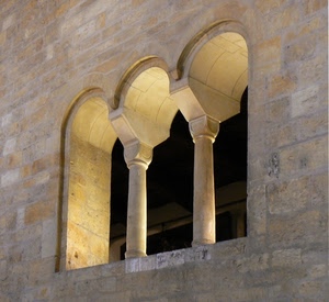 finestra, colonne, trifora, archi, muro, capitelli, mattoni, notte