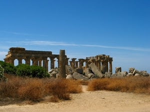 colonne, tempio, rovine, ruderi, cielo, cespugli, pietre, arbusti, archeologia