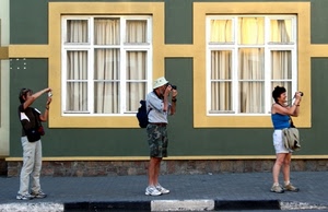 fotografi, finestre, tre, vetri, tende, turisti, marciapiede