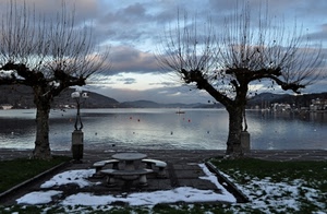 alberi, lago, neve, inverno, panchine, acqua, tavolo, nuvole, lampioni, rami