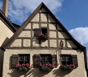 finestre, fiori, casa, nuvole, cielo, vasi, tetto, legno, quadrati, insegna, persiane, ante, quattro, azzurro, piante