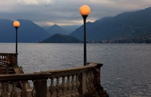 lampioni, lago, montagne, acqua, nuvole, panorama, cielo, mare, balaustra, due