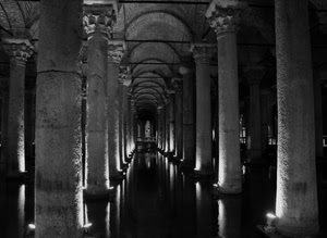 colonne, prospettiva, bianconero, capitelli, luci, archi, riflessi, riflesso, acqua, navata, interno