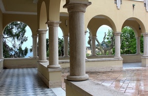 archi, colonne, alberi, chiostro, portico, pavimento, rami, verde, piastrelle, capitelli