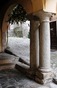 colonne, arco, due, gradini, portico, porta, scalini, vicolo, capitelli, scala