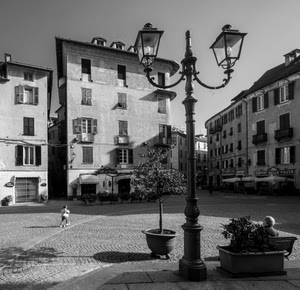 piazza, lampione, bianconero, panchina, vasi, bambino, palazzi, case