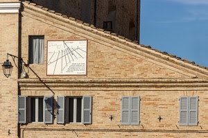 finestre, meridiana, lampione, persiane, mattoni, ombra, palazzo, facciata, diagonale, cielo, orologio, casa