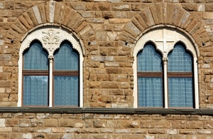 finestre, due, bifore, archi, palazzo, mattoni, croce, giglio, vetri, colonne