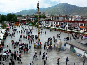 piazza, colonna, persone, folla, montagne, montagna, gente, ombrelli, monumento, statua, palazzi, passanti, mercato