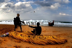 sabbia, mare, onde, spiaggia, nuvole, cielo, barca, pescatori, corda, corde, giallo, pescare, fune, schiuma, persone