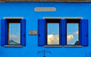 blu, finestre, azzurro, nuvole, riflessi, riflesso, cielo, insegna, persiane, leone, vetro, ante, bassorilievo, vetri, imposte, celeste