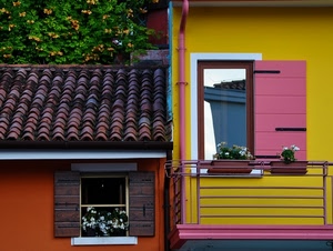 tetto, finestre, giallo, fiori, vasi, balcone, rosa, tegole, ringhiera, piante, verde, coppi, case, riflesso, arancione, vetro, albero, scuri, finestra, imposte, ante