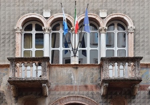 bandiere, finestre, balconi, palazzo, riflesso, tre