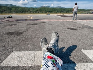 scarpe, montagne, nuvole, gambe, asfalto, uomo, persone, ombra, strada, verde, cielo, piedi