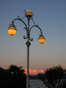 lampione, alberi, nuvole, cielo, tramonto, acqua, tre, palo, luci, luce, sfere, lampioni, palle, montagne, palma, lago