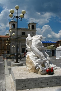 lampioni, monumento, fiori, chiesa, nuvole, statua, cielo, piazza, bianco, rosso, marmo, campanili, azzurro