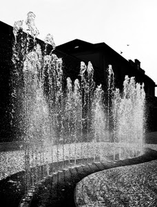 fontana, acqua, zampilli, bianconero, curva, case, getti, controluce, spruzzi