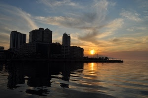 tramonto, mare, palazzi, riflesso, sole, grattacieli, cielo, acqua, nuvole, riflessi