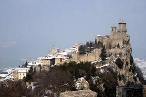 castello, neve, borgo, rocca, mura, paese, case, inverno, roccia, cielo, alberi, torri