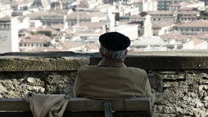 panchina, cappello, uomo, panorama, muretto, anziano, seduto, vecchio, città, palazzi, sfocato, muro, solitudine, case