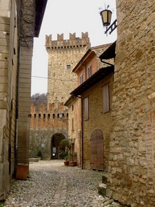 torre, castello, vicolo, merli, lampione, sassi, arco, porta, strada, case
