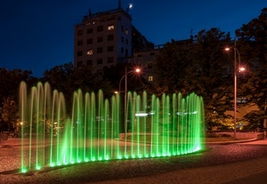 fontana, lampioni, verde, acqua, luci, zampilli, piazza, alberi, palazzo, finestre, notte, parco, getti, blu, giardino, cielo, notturno, strada, case