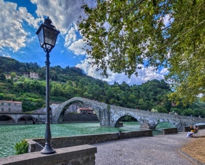 lampione, fiume, ponte, nuvole, acqua, panchina, arcate, albero, diavolo, alberi