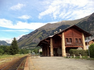 stazione, montagne, binari, alberi, nuvole, montagna, colonne, cielo, verde, rotaie, legno, finestre, marciapiede, binario, albero, ferrovia